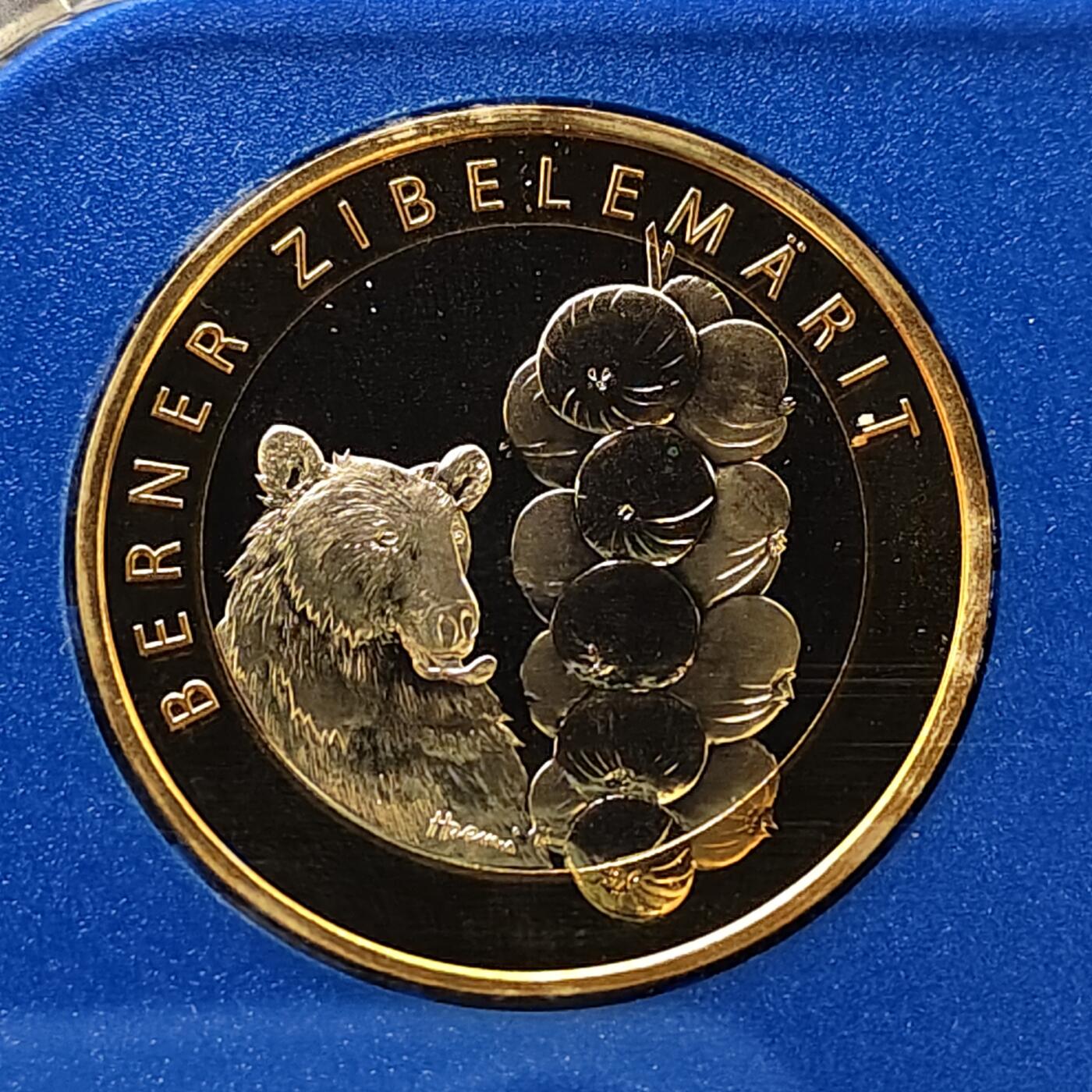 【全场包邮】纯粹捡漏拍479场（免费代拍第16场） 【少见】瑞士2011年蓝盒官方精制套币-含10法郎伯尔尼洋葱市场精制双色纪念币-量4000