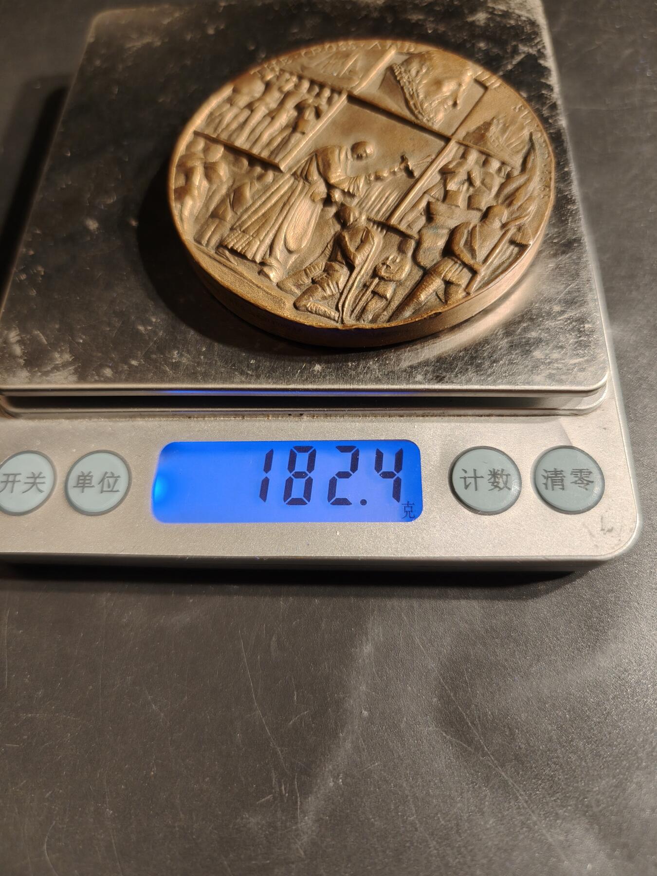 老王徽章第164期 美国佛罗里达州圣奥古斯丁市400周年大铜章      高浮雕     直径62mm.    重量182.4g.    该铜章刻有“THE CROSS AND THE SWORD - 1565”（十字架与剑- 1565）字样，描绘了传教士和士兵到达的场景。