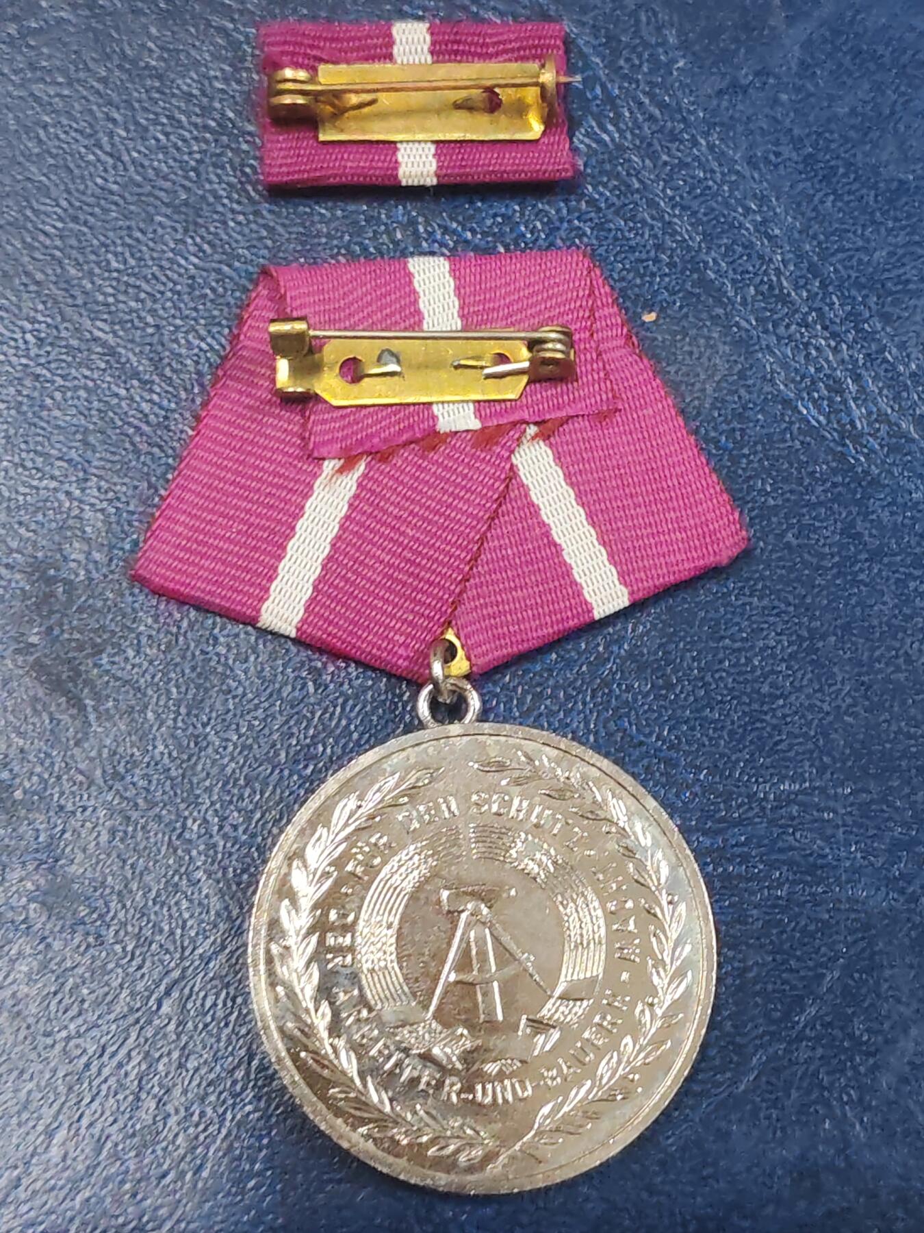 荷兰第129期勋赏拍卖 民主德国银级民防忠诚服务奖章带略