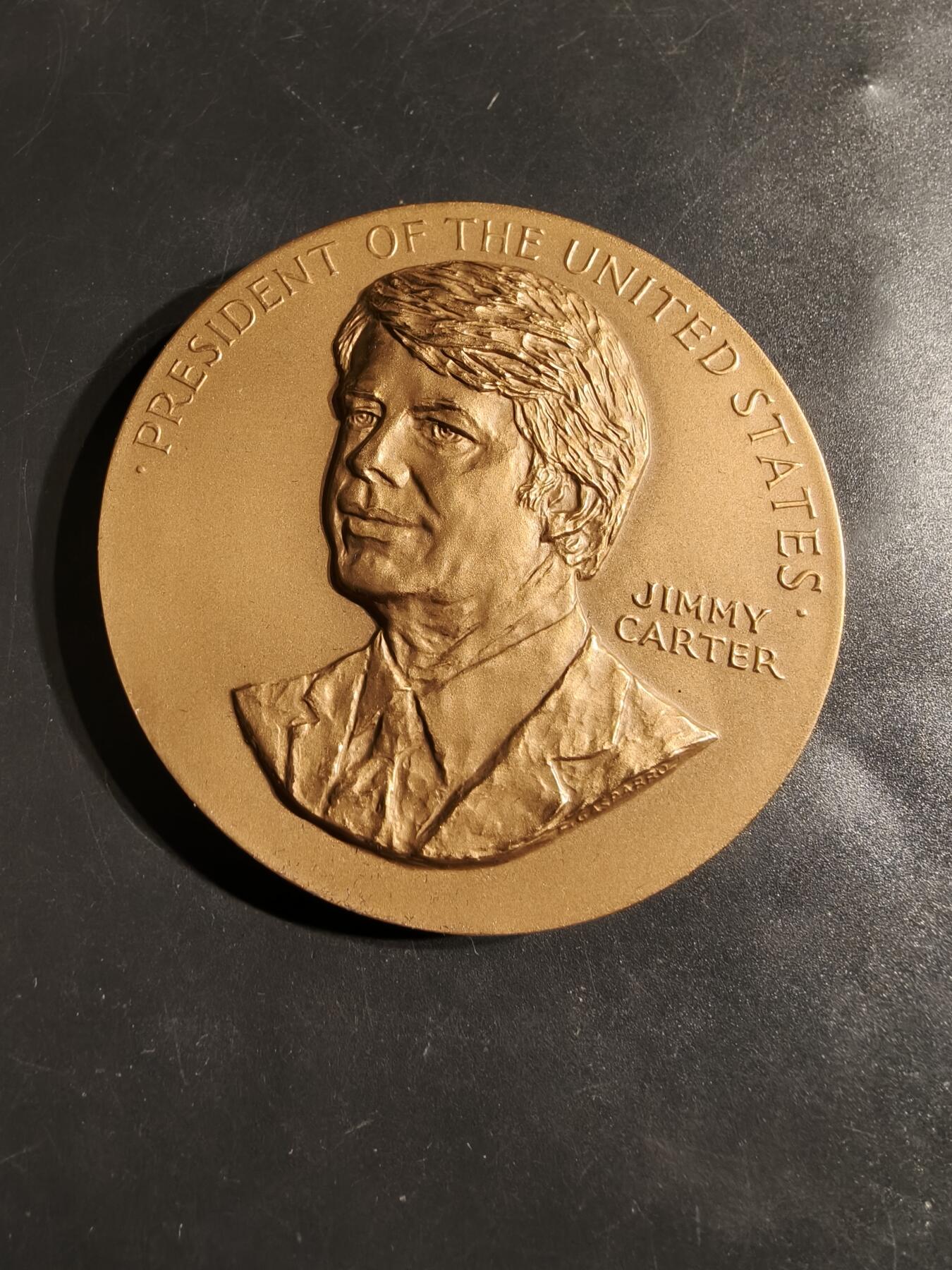 老王徽章第164期 美国铸币局吉米卡特总统大铜章    原盒      背部刻有引言：“美国梦永存……我们必须再次对我们的国家充满信心……”       直径76mm.     重量228.9g