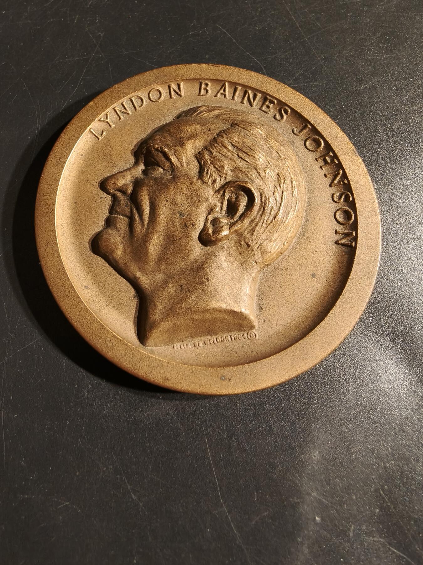 老王徽章第164期  美国林登约翰逊总统就职典礼大铜章     高浮雕总统头像     直径68mm.    重量218.3g
