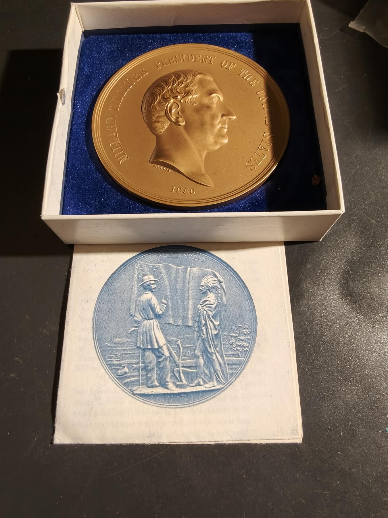 老王徽章第164期 美国铸币局米勒德·菲尔莫尔总统（1850-1853）大铜章     原盒带证书      直径76mm.    重量217.8g.      背面象征着美国-印第安和平