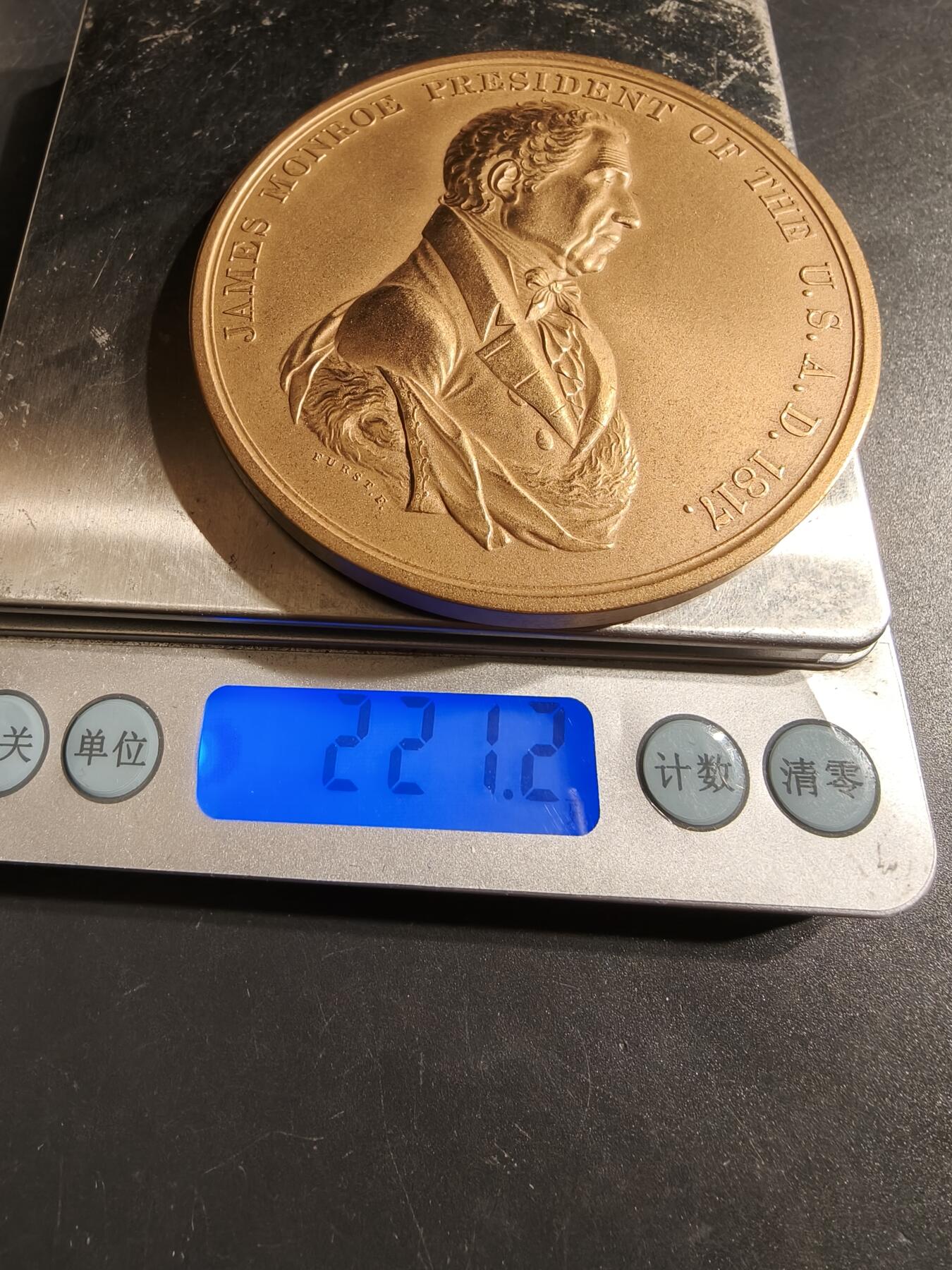 老王徽章第164期 美国铸币局詹姆斯•门罗总统大铜章     带原盒证书     直径76mm.    重量221.2g.     门罗是美国第五任总统，任期为1817年至1825年。 他最著名的成就是提出了“门罗主义”，旨在防止欧洲列强干涉美洲事务。  他的总统任期被称为“美好时代”。  