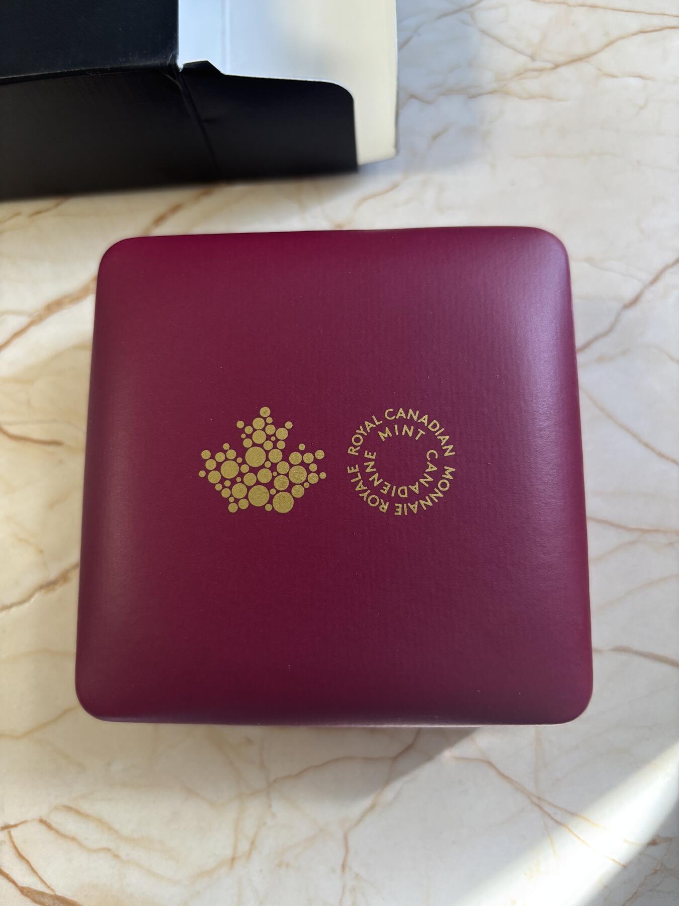 第182期拍卖 加拿大2019年历史邮票系列徽章和国旗1盎司彩银币，,发行5000枚，9999银