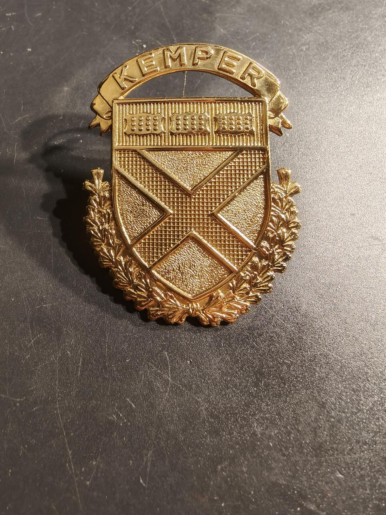 老王徽章第164期  美国肯珀军事学院大檐帽帽徽     肯珀军事学校成立于1844 年，曾是密西西比河以西最古老的军事学校，学校于2002 年因财务困难而关闭。 