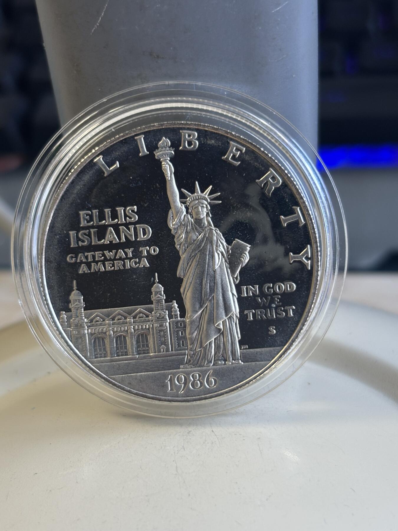 第182期拍卖 1986年美国双币套 自由女神纪念银币和铜镍币（1美元+半美元） 26.73克900银 盒证全