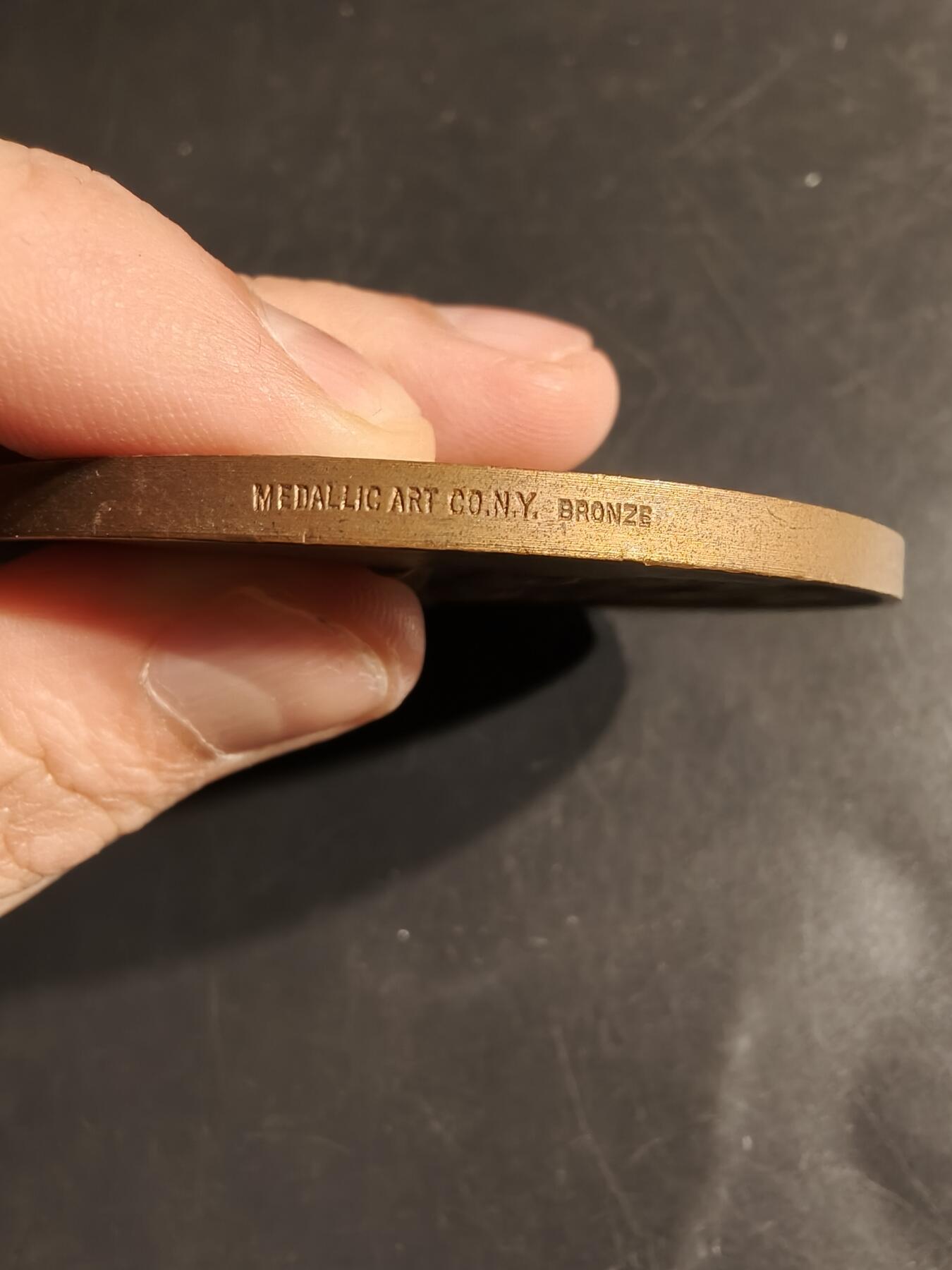 老王徽章第164期 美国尤利西斯•格兰特将军大铜章      高浮雕      直径76mm.    重量206.3g.      尤利西斯·S·格兰特，美国南北战争时期的联邦军总司令，后来成为美国第18任总统。