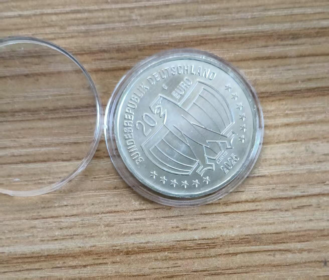 ❤️【币观天下】❤️ 第331期钱币拍卖- 2025.11.21周五晚上6点半场-长期征集拍品 德国2025年，国际妇女(主权)年50周年，20欧元,18克,925银纪念银币. 包装盒齐全，实物非常漂亮