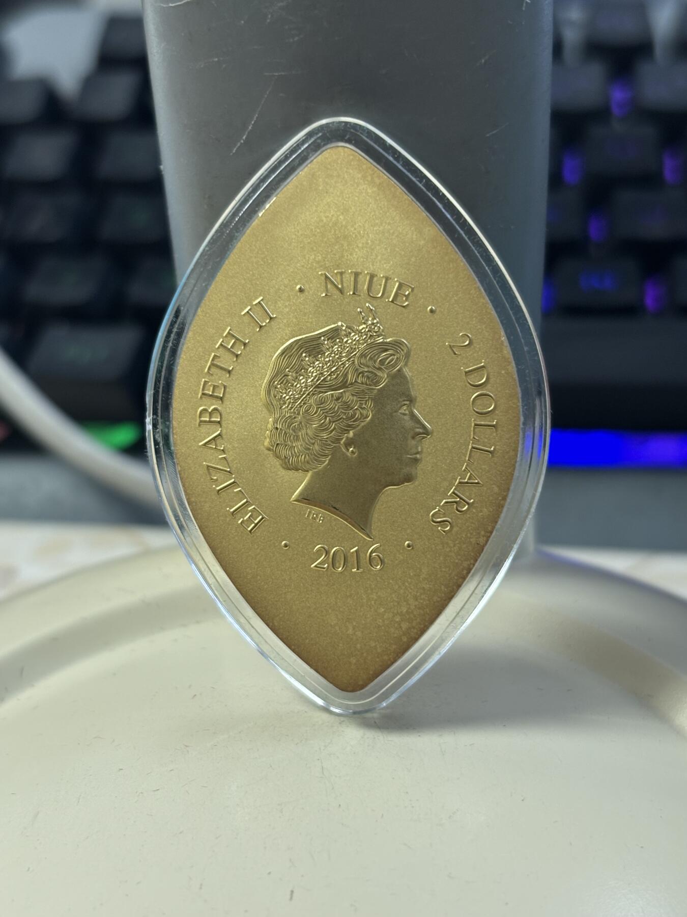 第182期拍卖 纽埃2016年遗产系列所罗门王1盎司彩色异形银币，999银，发行999枚，塑料盒有裂痕