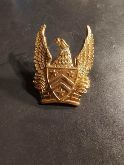 老王徽章第164期 - 美国玛尼路斯军事学院大檐帽帽徽