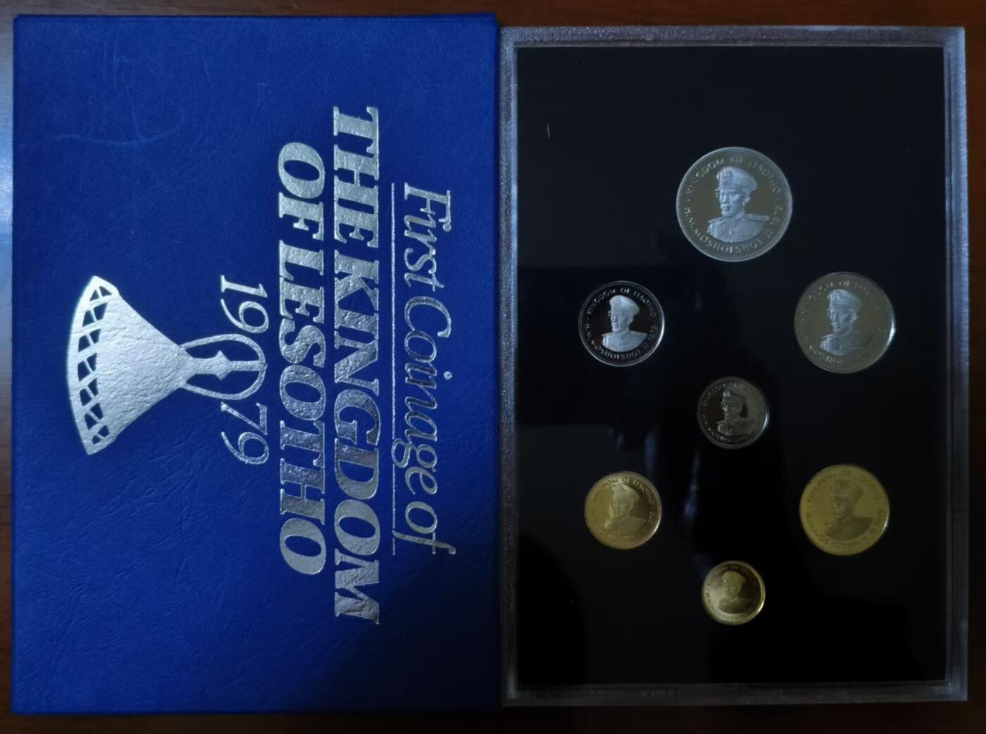 ❤️【币观天下】❤️ 第331期钱币拍卖- 2025.11.21周五晚上6点半场-长期征集拍品 莱索托1979年精制PS套币 英皇精典纸壳封装，品质保证