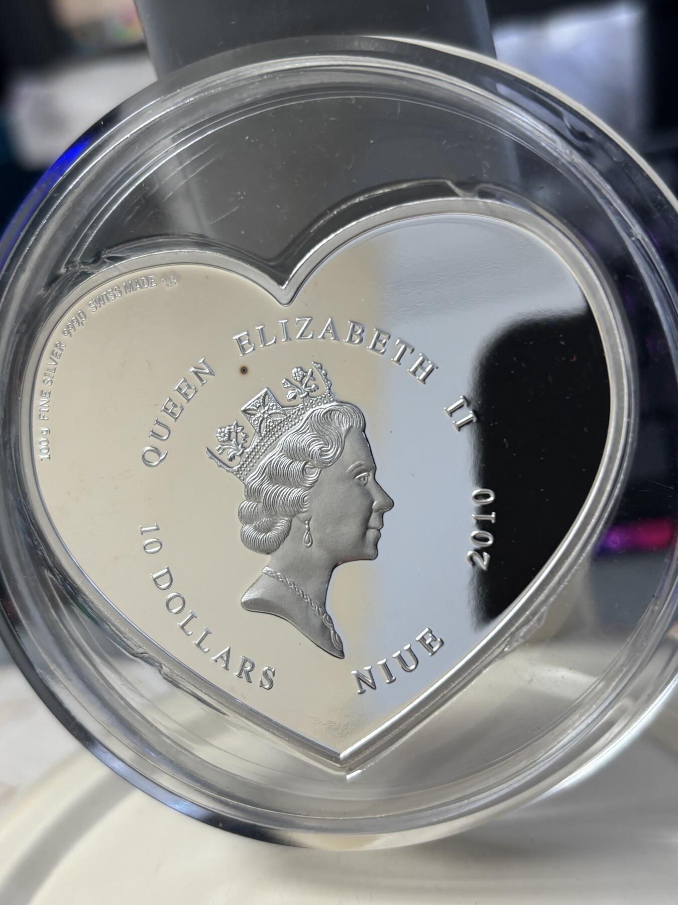 第182期拍卖 纽埃2010年Hello Kitty镶嵌水晶100克彩色纪念银币，999银，100克，发行量1500枚，有氧化