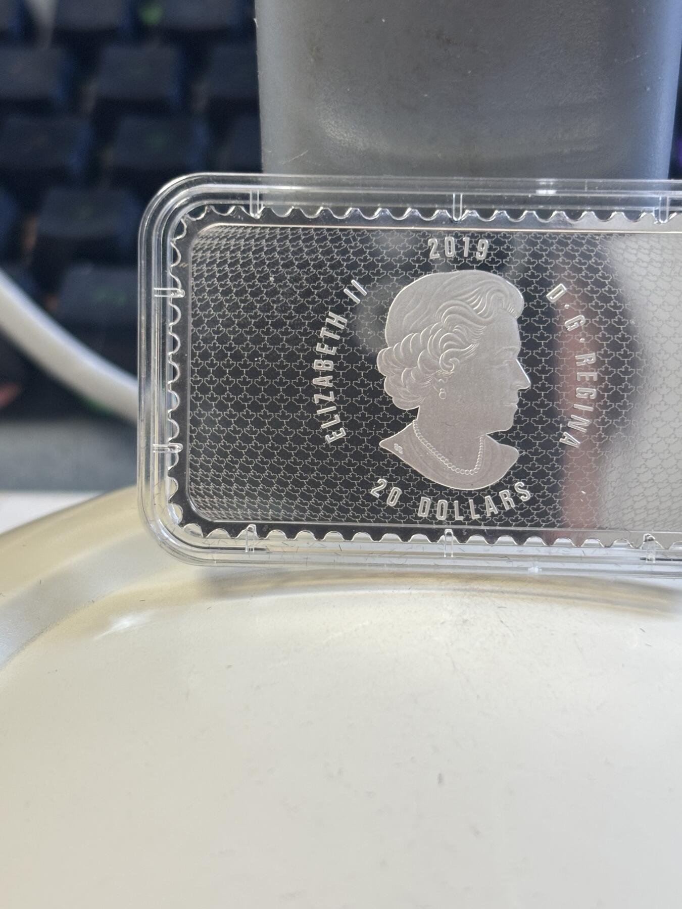 第182期拍卖 加拿大2019年历史邮票系列徽章和国旗1盎司彩银币，,发行5000枚，9999银