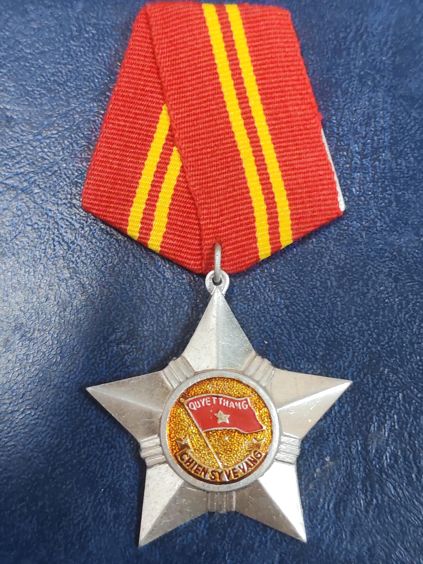 荷兰第129期勋赏拍卖 越南社会主义共和国二级光荣战士勋章