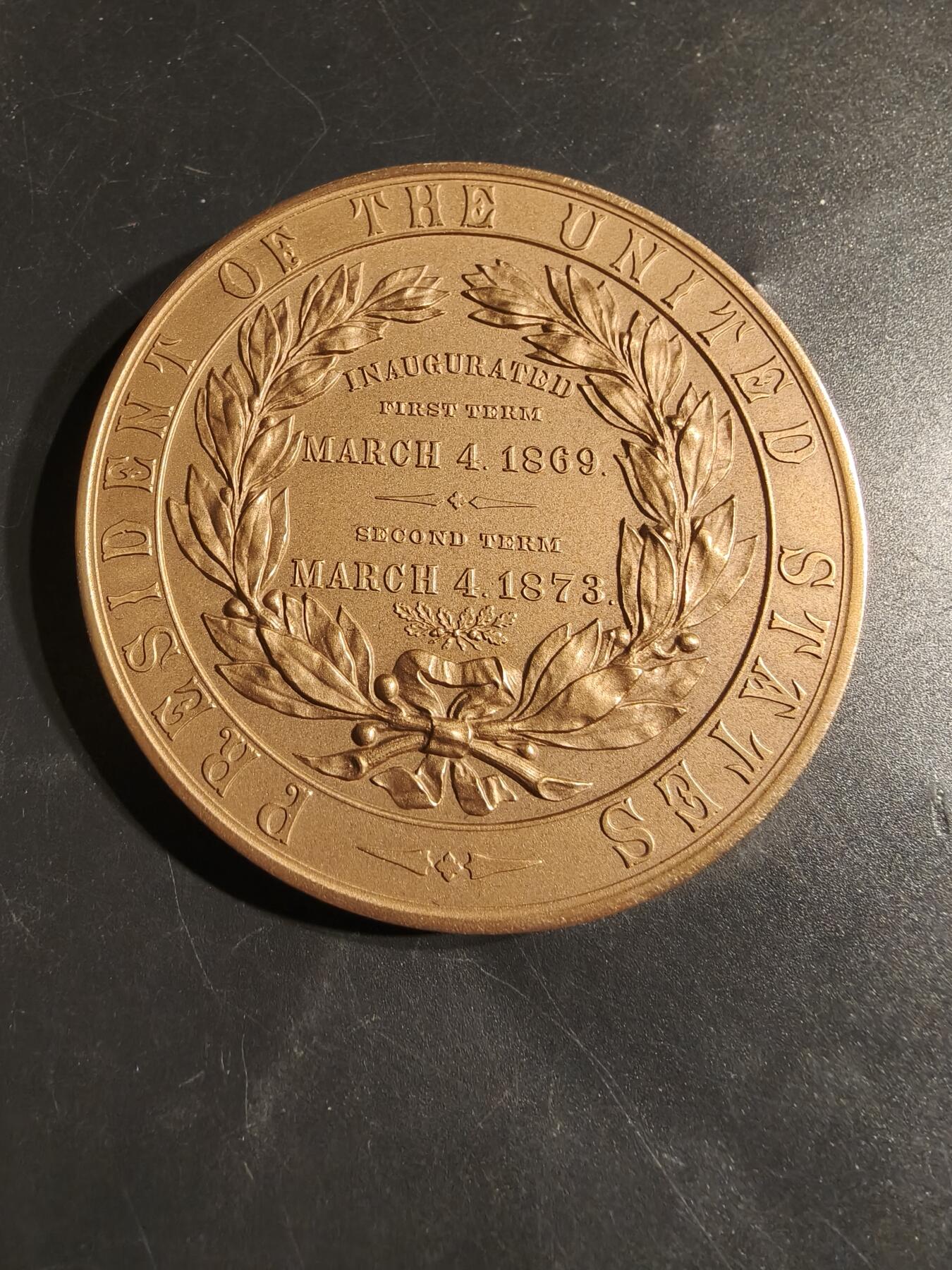 老王徽章第164期  美国铸币局尤利西斯·S·格兰特总统大铜章     原盒带证书     直径76mm.    重量210.7g.      格兰特为南北战争时期北方联邦军队统帅，于1869-1873任美国总统