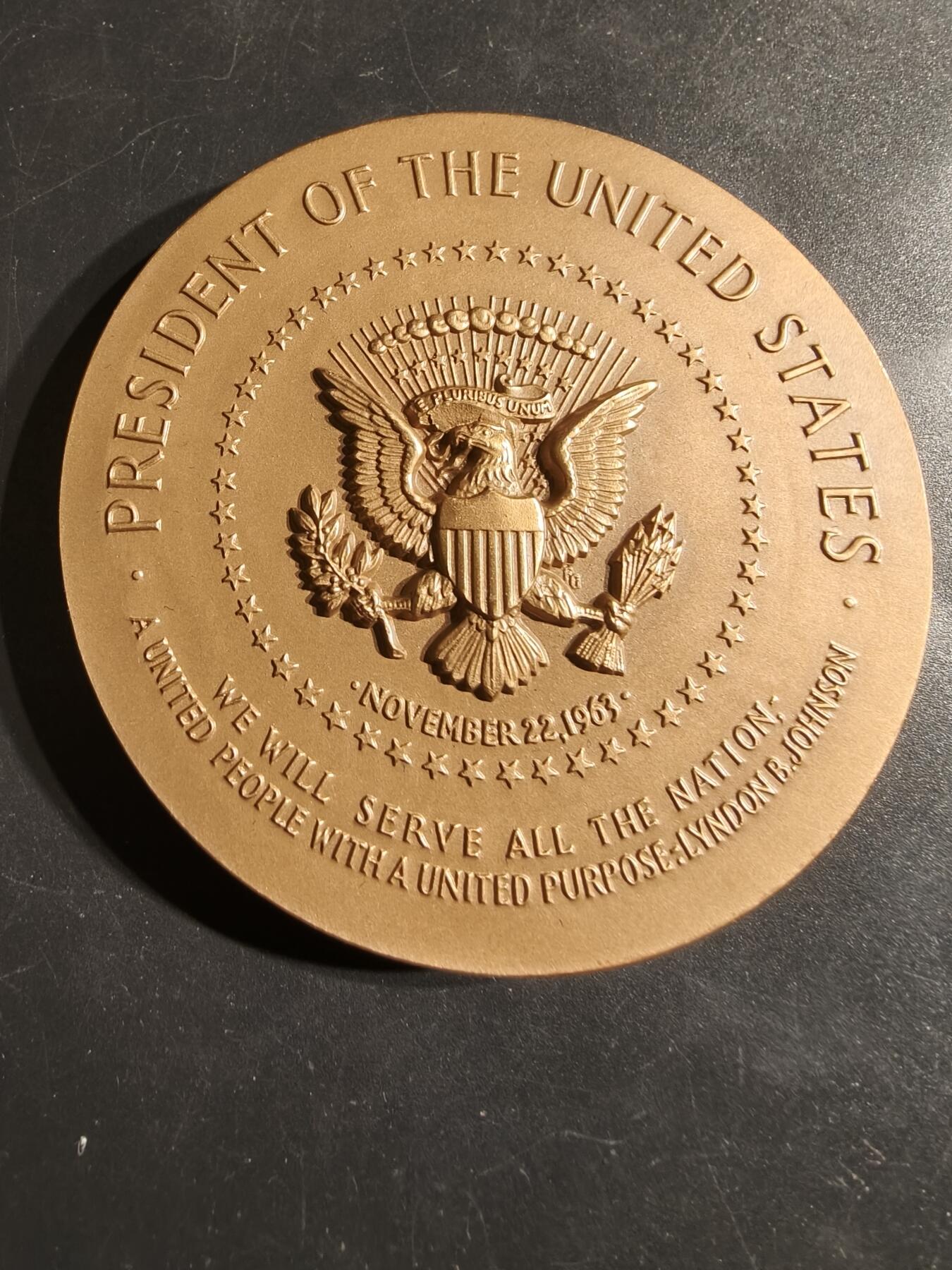 老王徽章第164期 美国铸币局林登•约翰逊总统大铜章      原盒     背部刻有总统引言：“我们将以一个团结的目标为所有国家人民服务”      直径76mm.     重量227.2g