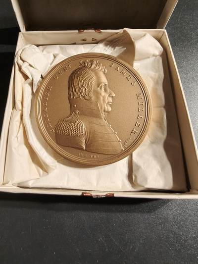 老王徽章第164期 -  美国铸币局詹姆斯·米勒准将（1776-1851）大铜章     原盒     直径65mm.    重量131.9g.     背面刻有米勒将军参与1812年第二次英美战争中的三场著名战役：奇帕瓦战役（Battles of Chippewa, July 5, 1814）、尼亚加拉战役（Niagara, July 25, 1814）和伊利堡战役（Erie, Sep. 17, 1814）