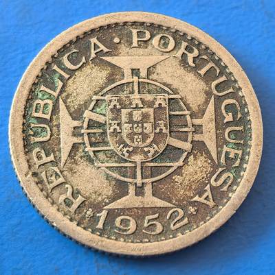 外国优质老铜币银币，周六九点倒数截拍，满百包邮，可寄存半年，喜欢朋友微信扫描二维码可直接参拍 - 首年澳门1952年伍毫