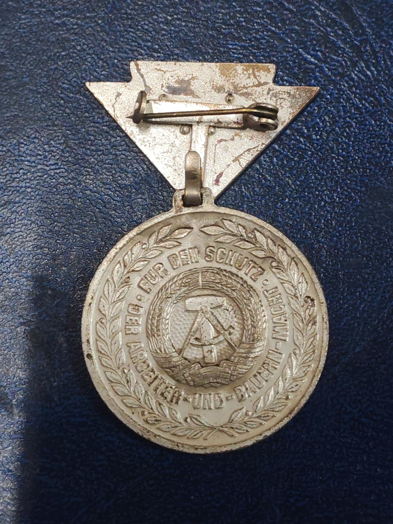 荷兰第129期勋赏拍卖 民主德国银级人民军预备役优秀服务奖章