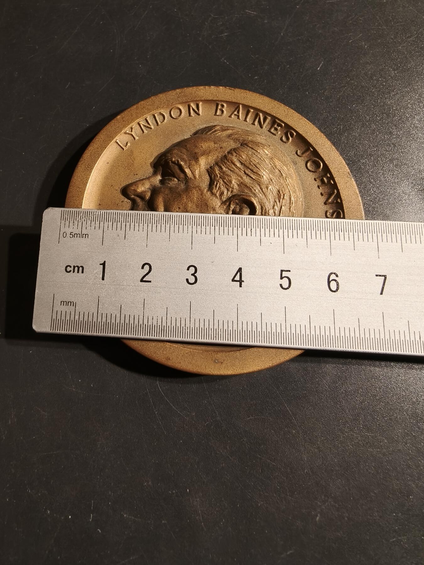 老王徽章第164期  美国林登约翰逊总统就职典礼大铜章     高浮雕总统头像     直径68mm.    重量218.3g