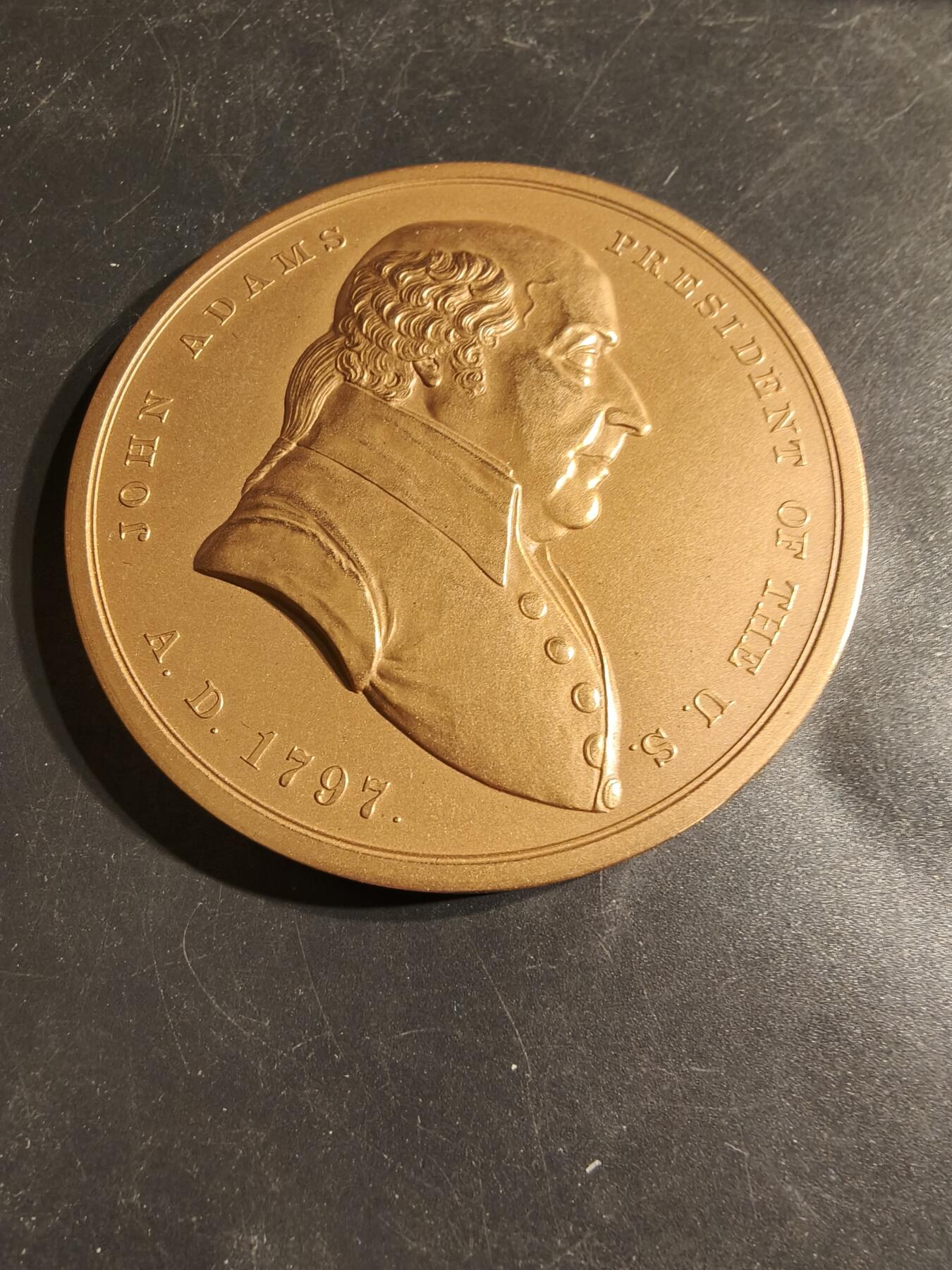 老王徽章第164期 美国铸币局约翰•亚当斯总统大铜章      原盒     直径76mm.    重量221.6g.    自乔治华盛顿后的第二任美国总统 