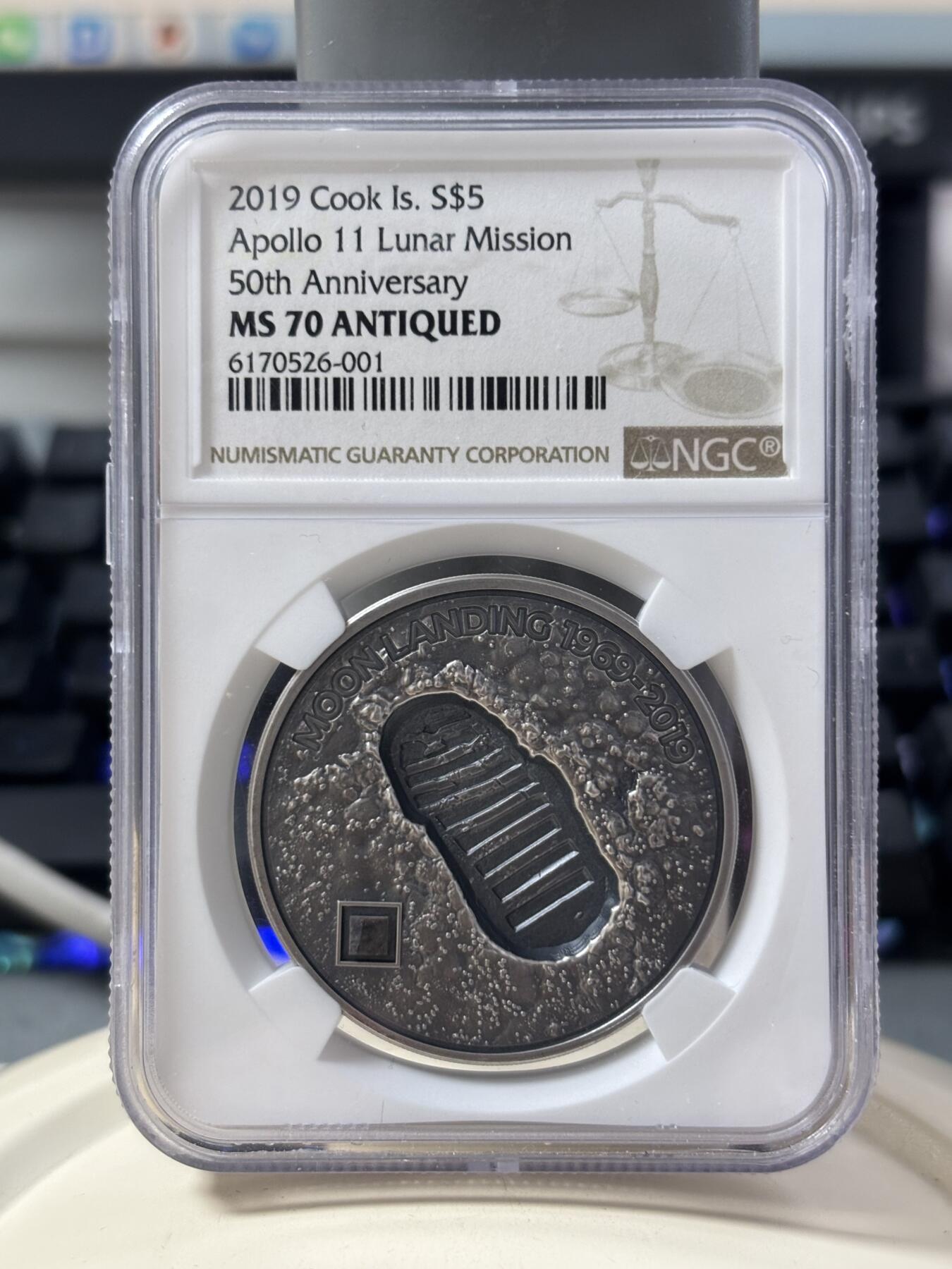 第182期拍卖 库克2019人类登月脚印镶嵌陨石仿古银币NGC-PF70无盒无证书，999银，1盎司，发行499枚
