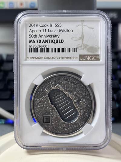 第182期拍卖 - 库克2019人类登月脚印镶嵌陨石仿古银币NGC-PF70无盒无证书，999银，1盎司，发行499枚