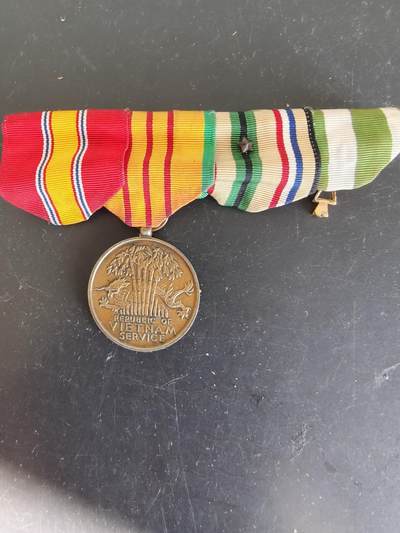 老王徽章第164期 -  美国越战服役奖章联排挂架带一枚越战服役奖章
