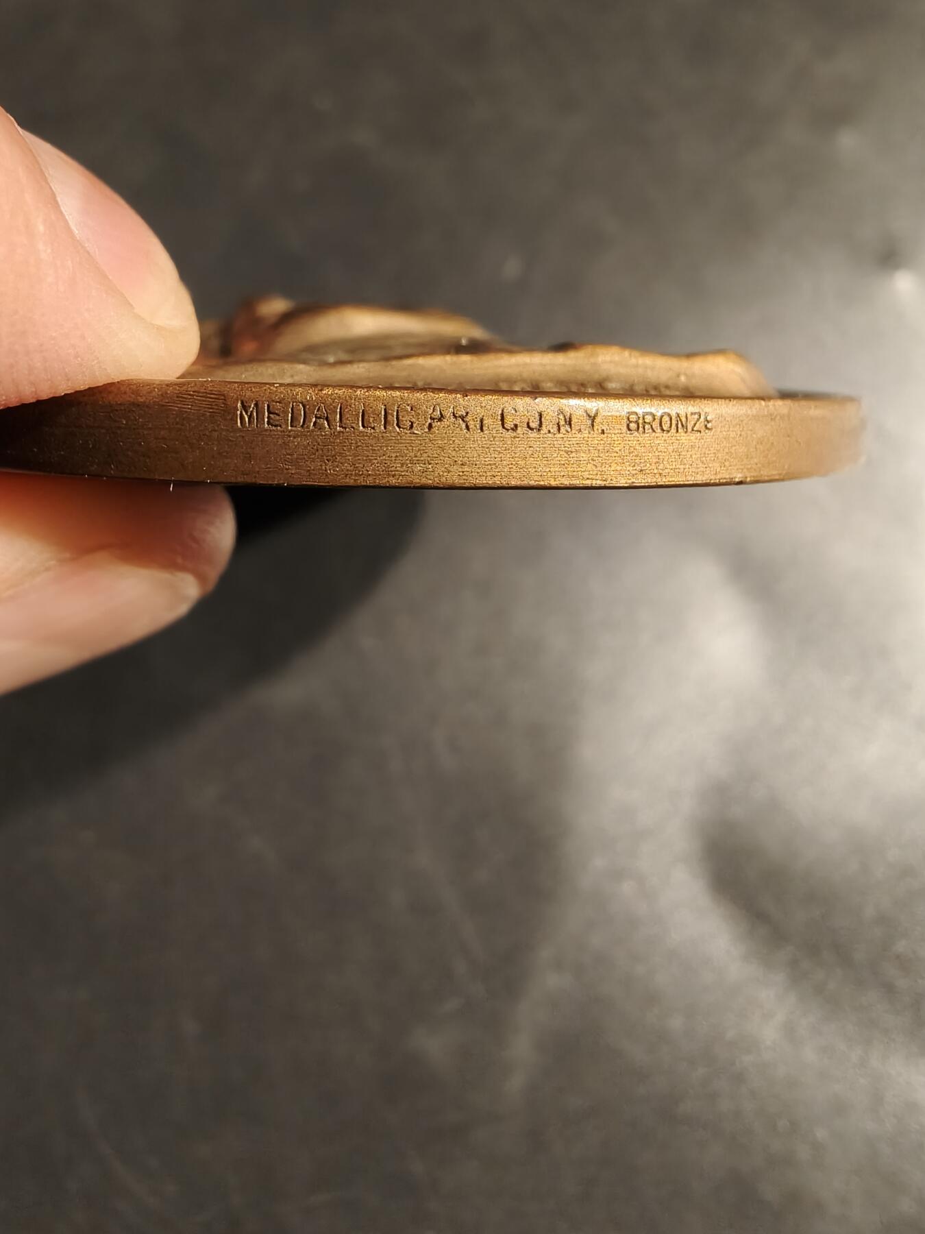 老王徽章第164期 美国温斯顿丘吉尔大铜章     高浮雕      背面为丘吉尔家族纹章与美国总统印     直径70mm.    重量171.9g