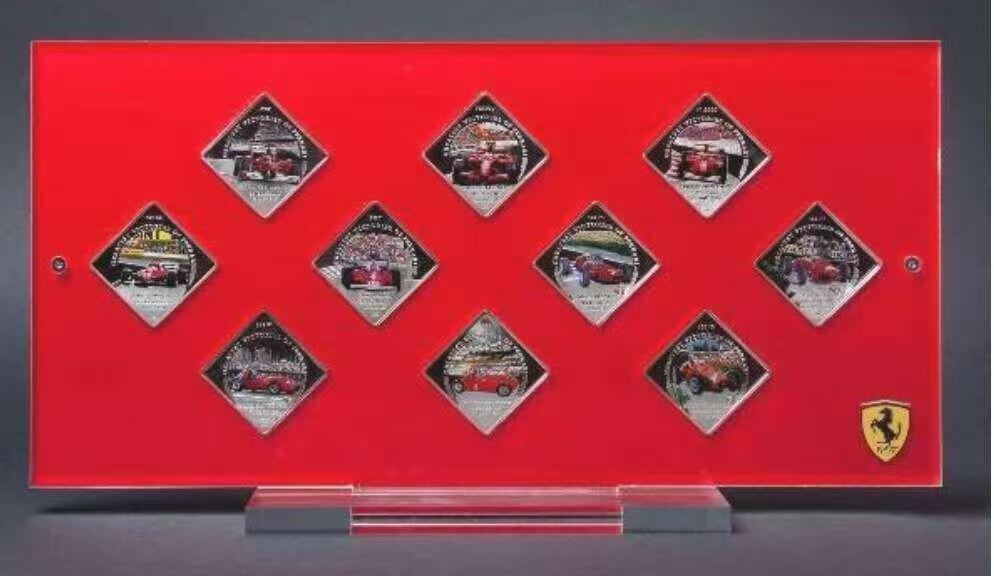 ❤️【币观天下】❤️ 第331期钱币拍卖- 2025.11.21周五晚上6点半场-长期征集拍品 帕劳“法拉利伟大的胜利”组合套币 全套10枚，每枚1元，方型铜镍镀银精制，35X35毫米，钱币主图为历史上法拉利车队在世界大赛中取得的胜利，最新的为2010年阿隆索在巴林站的夺冠，发行5000套，法拉利公司原装证书，大型亚克力展示盒。