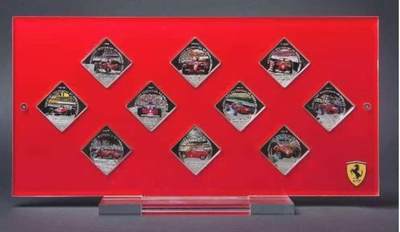 ❤️【币观天下】❤️ 第331期钱币拍卖- 2025.11.21周五晚上6点半场-长期征集拍品 - 帕劳“法拉利伟大的胜利”组合套币 全套10枚，每枚1元，方型铜镍镀银精制，35X35毫米，钱币主图为历史上法拉利车队在世界大赛中取得的胜利，最新的为2010年阿隆索在巴林站的夺冠，发行5000套，法拉利公司原装证书，大型亚克力展示盒。