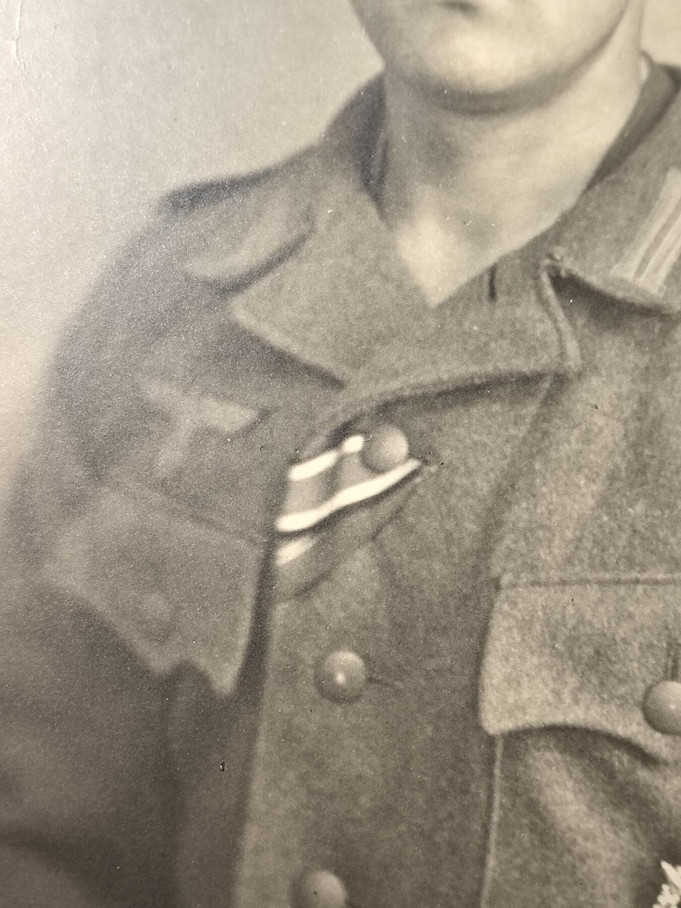 盛世勋华——号角文化勋章邮票专场拍卖第288期 德国（1939）陆军士兵肖像照片 着野战服 佩戴二级铁十字勋章/东线冬季作战奖章绶带 银级步兵突击奖章 黑色战伤奖章等