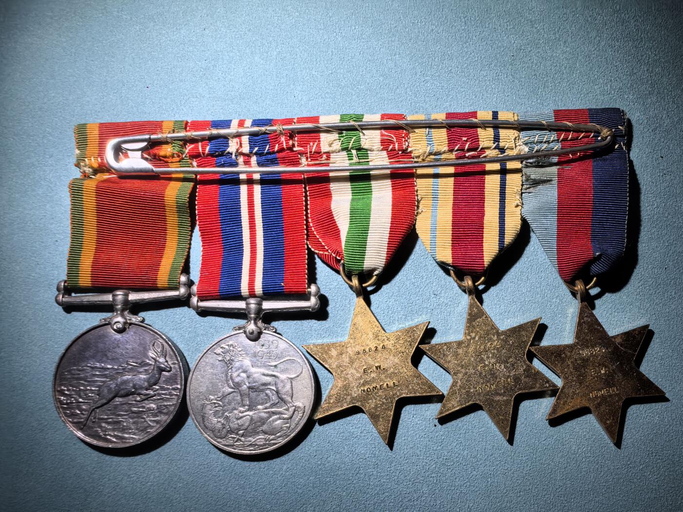 盛世勋华——号角文化勋章邮票专场拍卖第288期 英国二战奖章五联联挂 包括1939-45之星奖章/非洲之星（带北非勋条）/意大利之星/二战战争奖章/非洲服役奖章（银制） 少见带刻名