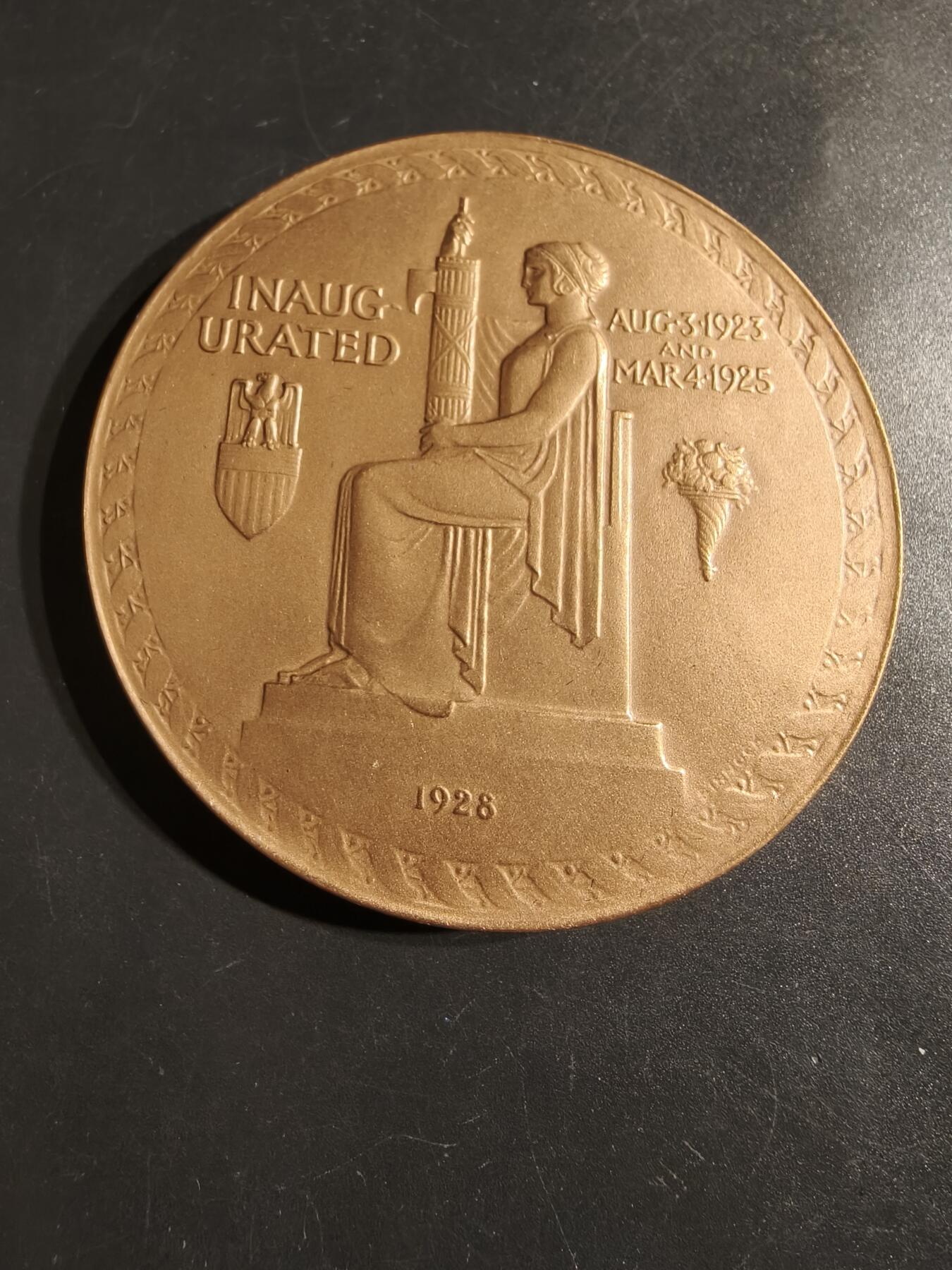 老王徽章第164期  美国铸币局卡尔文·柯立芝总统大铜章     原盒带证书     直径76mm.    重量227g.    柯立芝是美国第30任总统。  