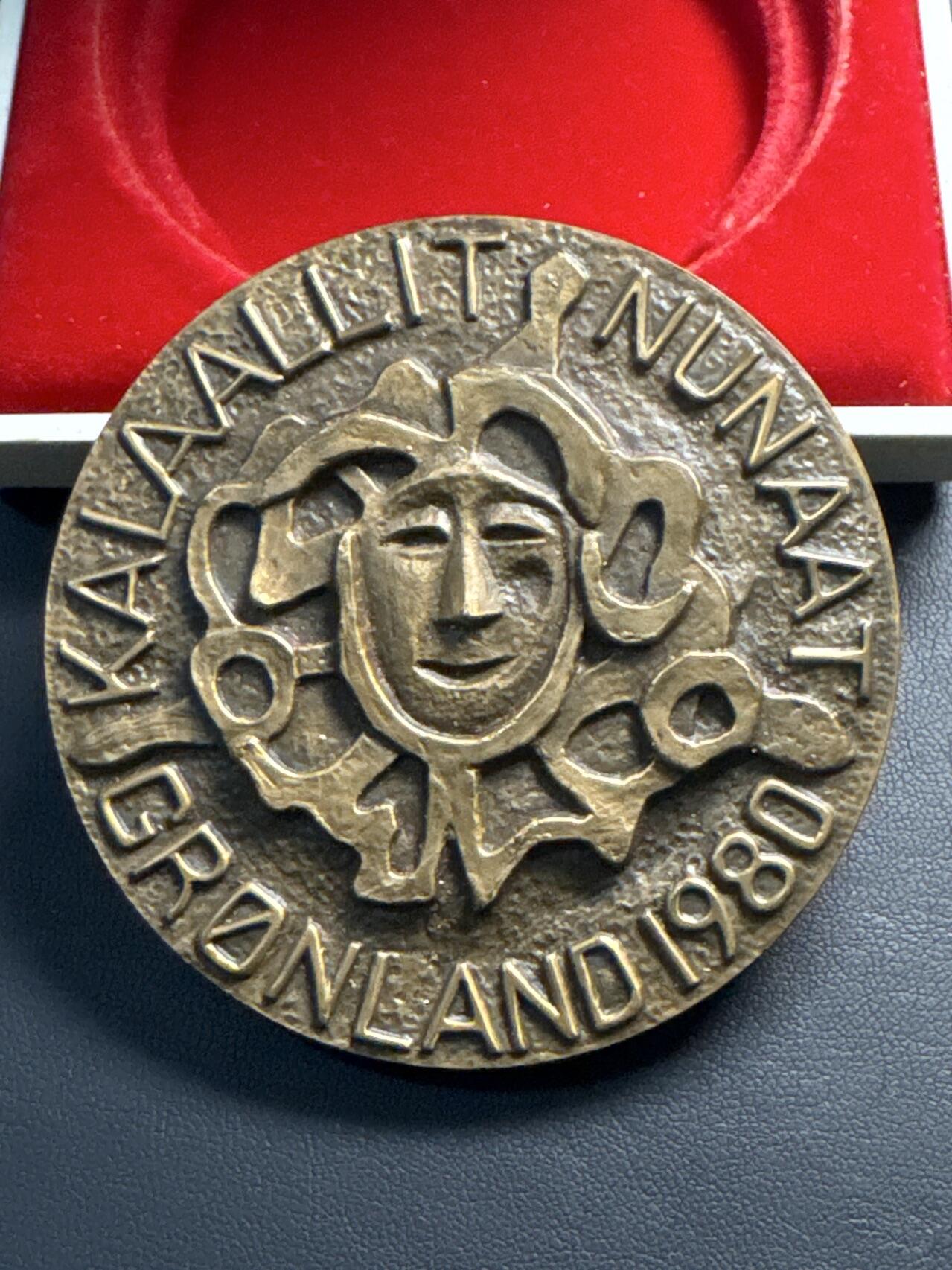 ❤️【币观天下】❤️ 第331期钱币拍卖- 2025.11.21周五晚上6点半场-长期征集拍品 格陵兰群岛自治领地玛格丽特二世北欧艺术节纪念大铜章1980年261克