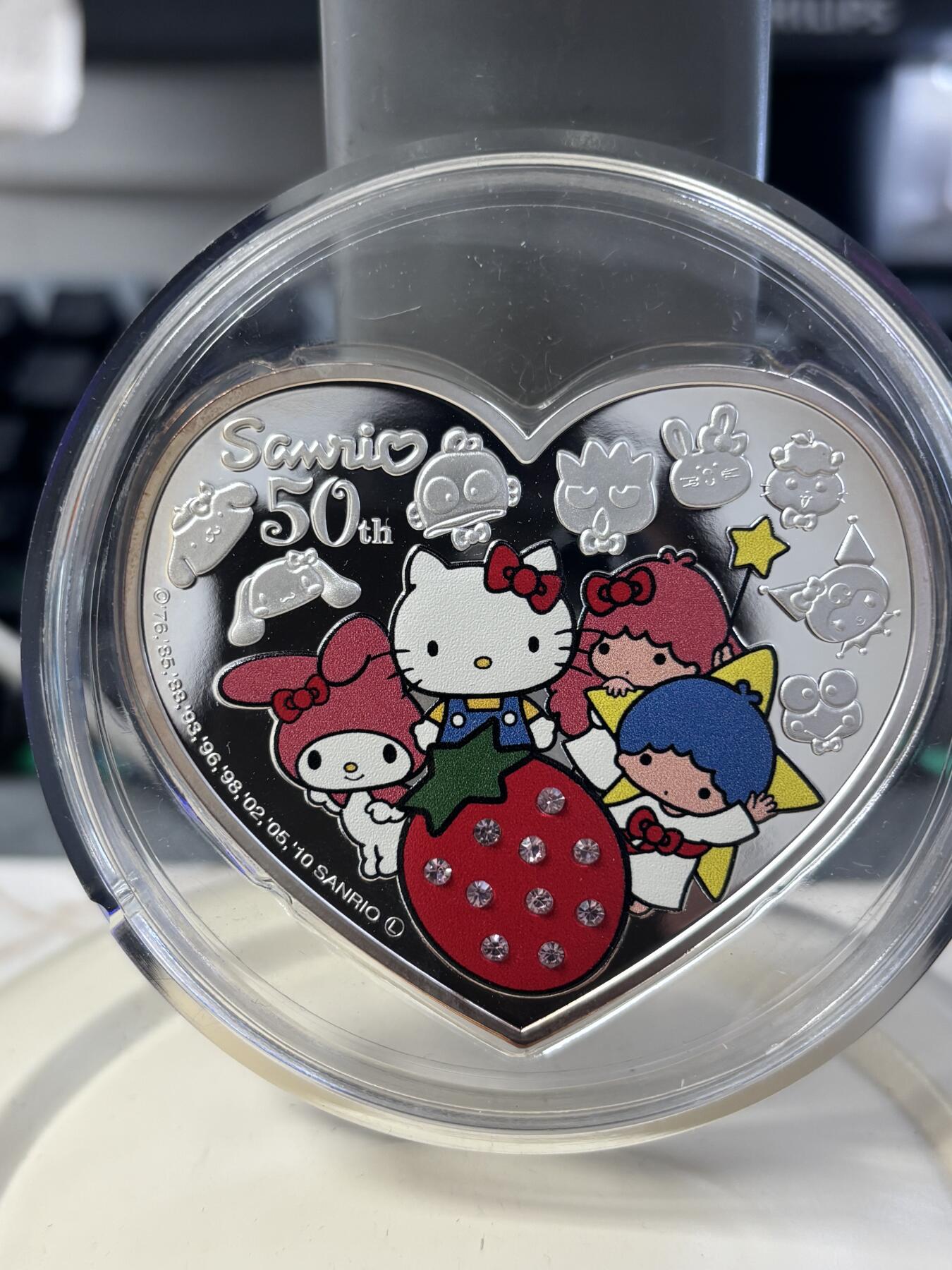 第182期拍卖 纽埃2010年Hello Kitty镶嵌水晶100克彩色纪念银币，999银，100克，发行量1500枚，有氧化