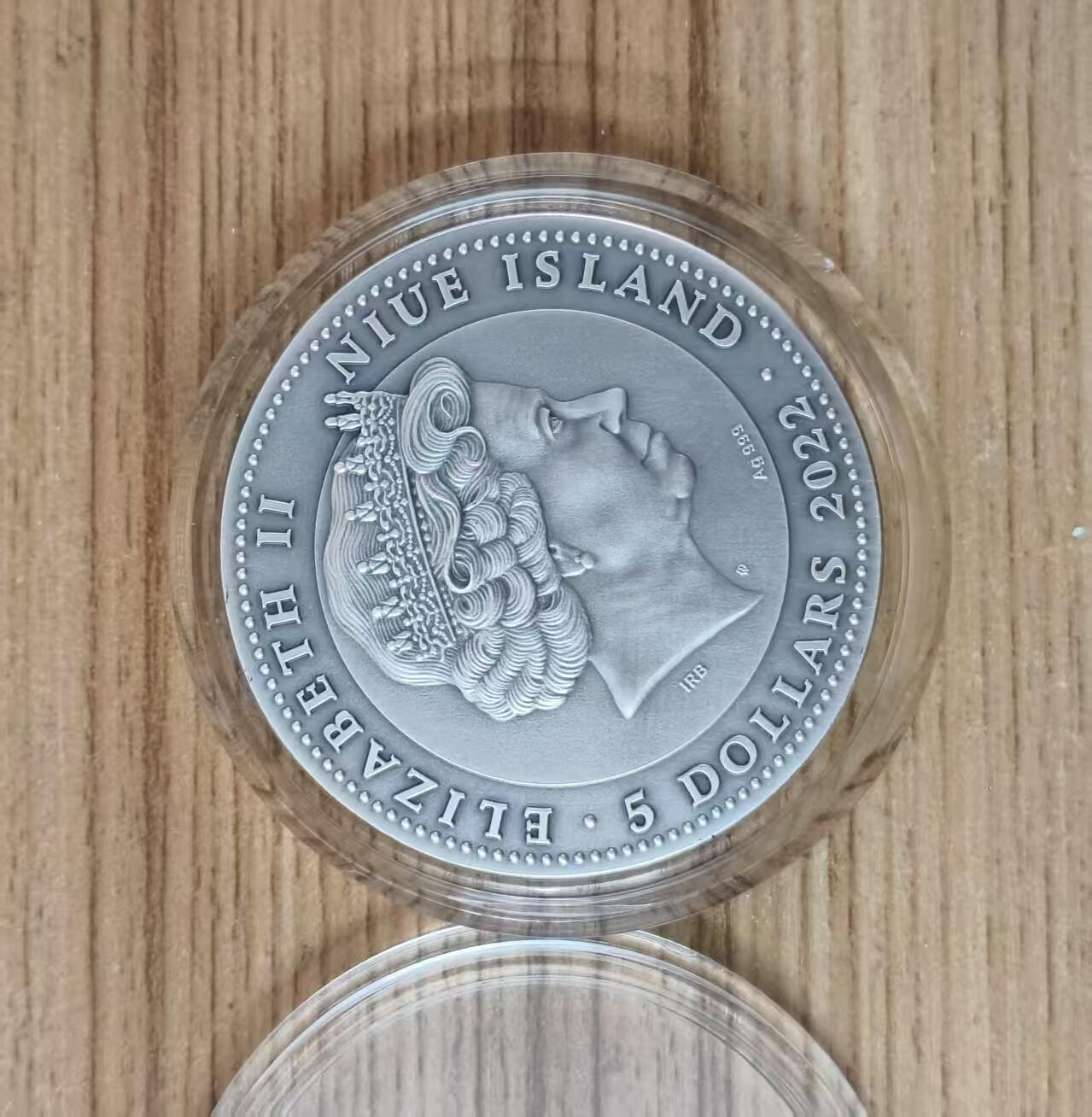 ❤️【币观天下】❤️ 第331期钱币拍卖- 2025.11.21周五晚上6点半场-长期征集拍品 纽埃2022年，人类的进化-由碳基到硅基, 2盎司加大(直径达50mm),镶嵌珍珠白3D立体面具,超高超精浮雕,仿古,镀金纪念银币. 盒证全. 图案凸出部分最高达近5毫米以上. 超热门人类进货主题银币，实物超级漂亮震撼. 国外售价500+美元