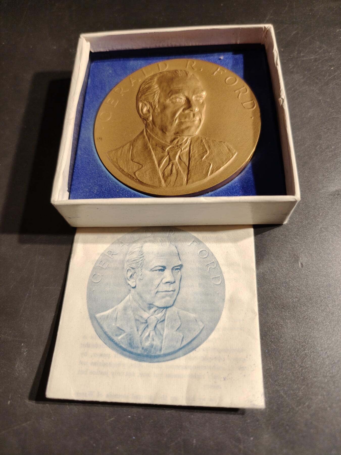 老王徽章第164期  美国铸币局杰拉尔德•福特总统大铜章 原盒带证书  直径76mm. 重量224.9g