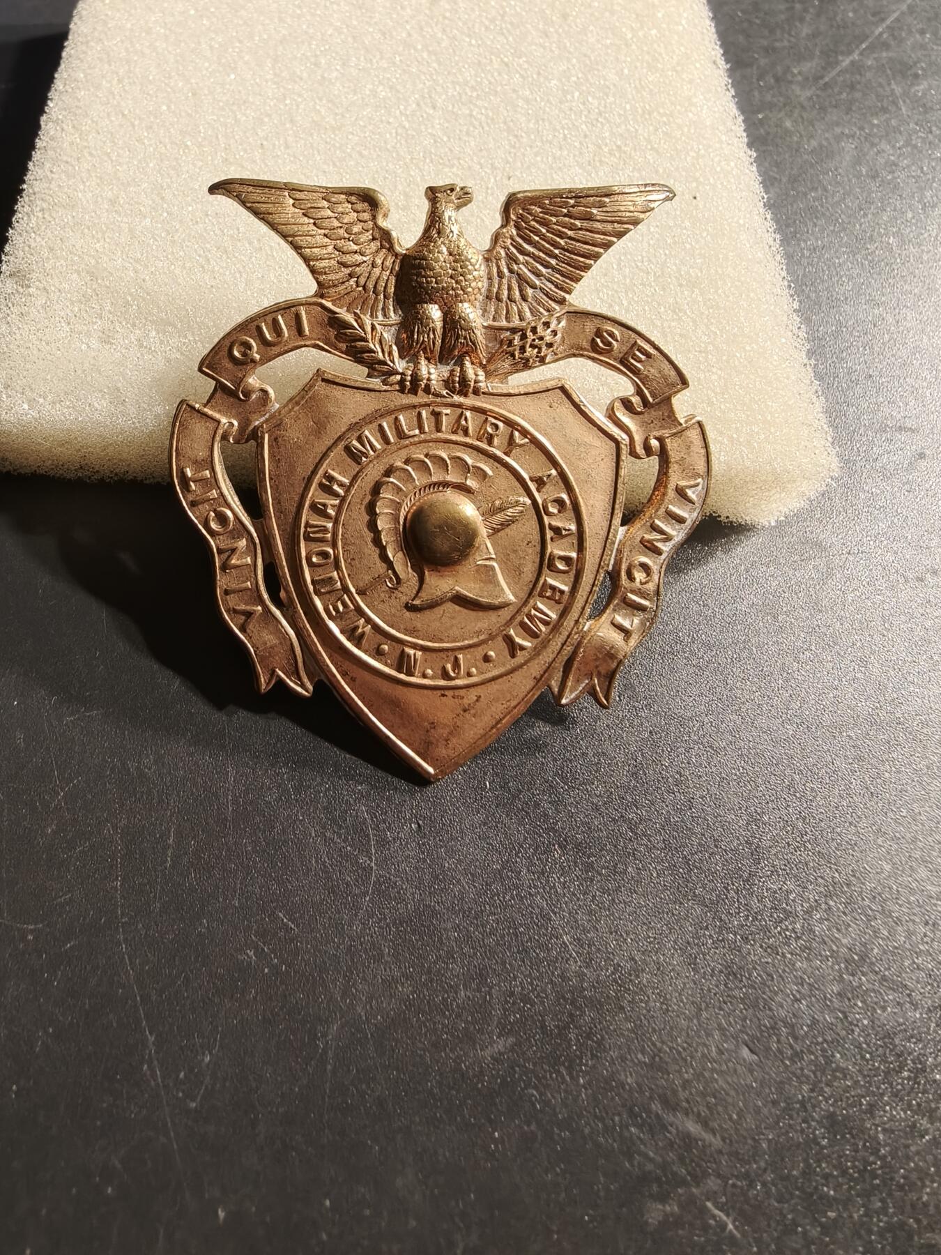 老王徽章第164期  美国威诺纳军事学院大檐帽帽徽     该校运营时间为 1902 年至 1935 年