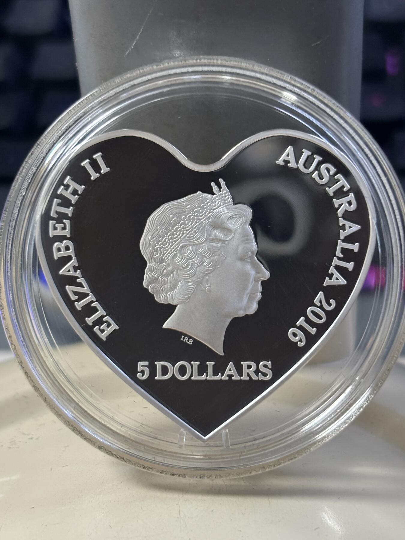 第182期拍卖 澳大利亚2016年真心相爱心形彩色精制纪念银币，999银，31.135克，发行7500枚