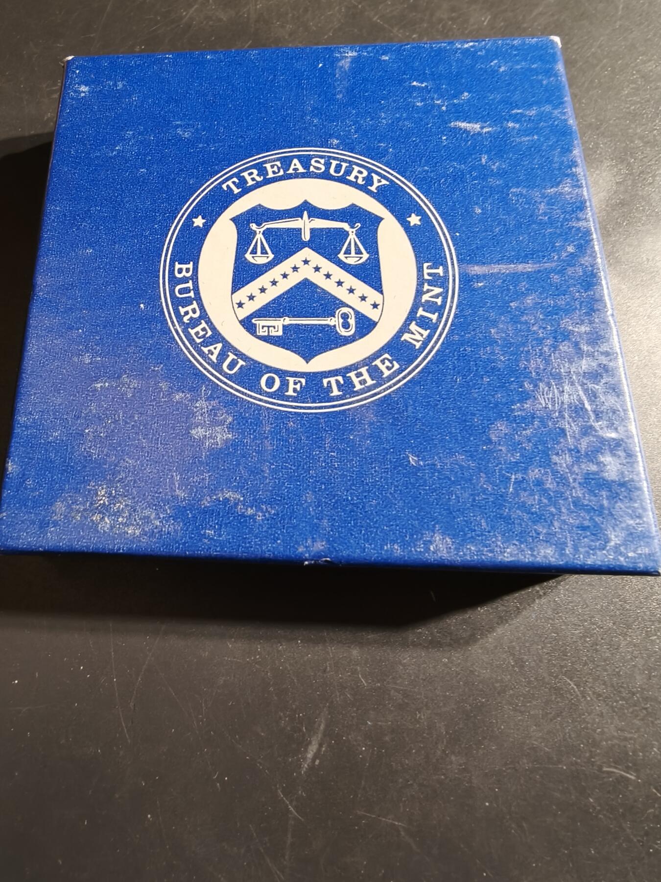 老王徽章第164期 美国铸币局威廉•麦金利总统大铜章     原盒带证书     直径76mm.   重量227.2g.    威廉·麦金利是美国第25任总统，任期从1897年3月4日开始，直至1901年9月14日遇刺身亡。他是最后一位曾参加南北战争的美国总统。  纪念章通常用于纪念特定人物或事件，其价值取决于稀有性、历史背景和保存状况。背面描绘了一个女性形象，可能象征着哀悼或自由   