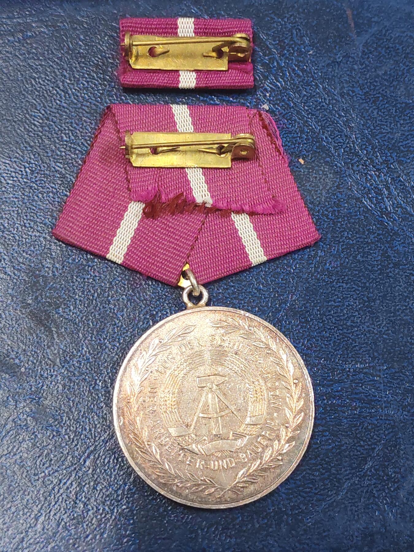 荷兰第129期勋赏拍卖 民主德国银级民防忠诚服务奖章带略