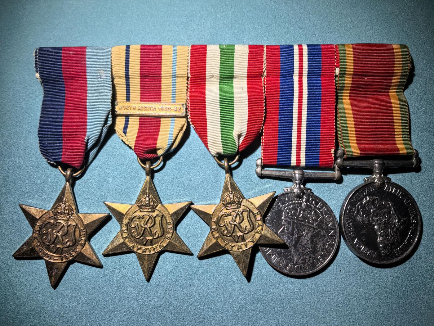 盛世勋华——号角文化勋章邮票专场拍卖第288期 英国二战奖章五联联挂 包括1939-45之星奖章/非洲之星（带北非勋条）/意大利之星/二战战争奖章/非洲服役奖章（银制） 少见带刻名