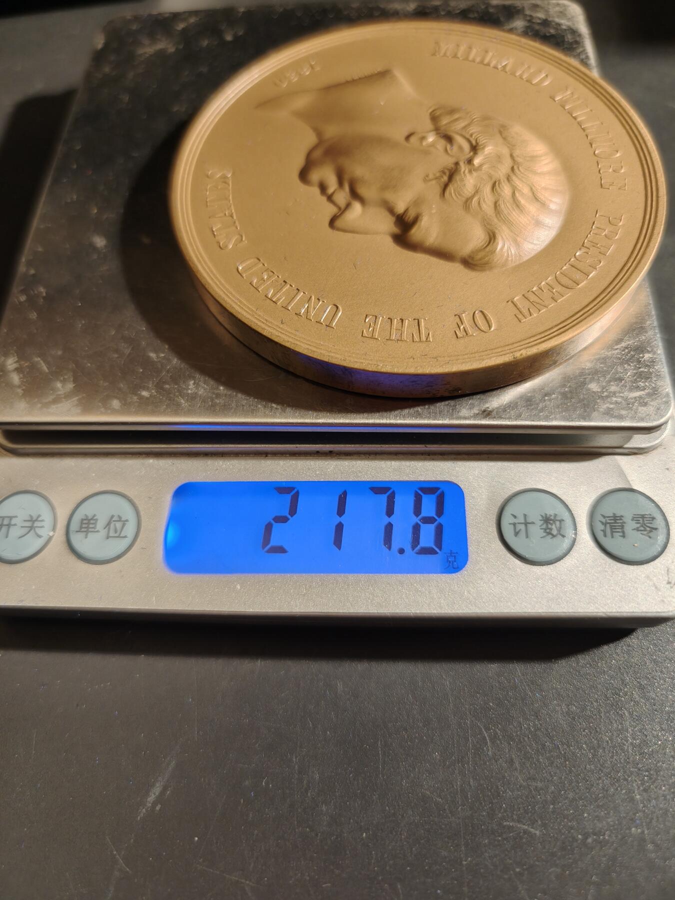 老王徽章第164期 美国铸币局米勒德·菲尔莫尔总统（1850-1853）大铜章     原盒带证书      直径76mm.    重量217.8g.      背面象征着美国-印第安和平