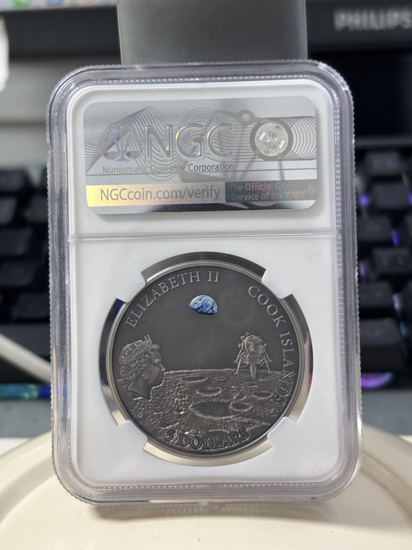 第182期拍卖 库克2019人类登月脚印镶嵌陨石仿古银币NGC-PF70无盒无证书，999银，1盎司，发行499枚