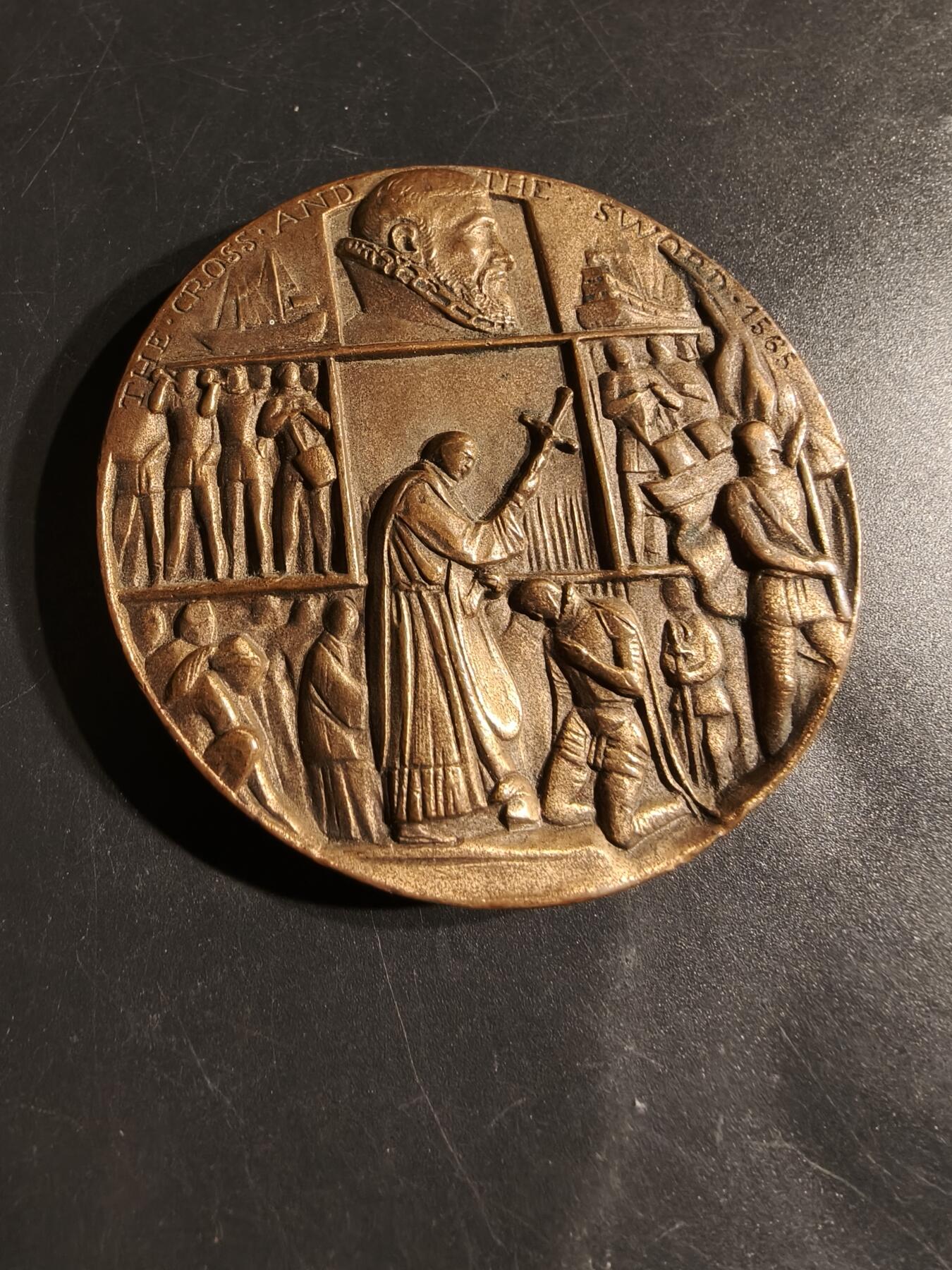 老王徽章第164期 美国佛罗里达州圣奥古斯丁市400周年大铜章      高浮雕     直径62mm.    重量182.4g.    该铜章刻有“THE CROSS AND THE SWORD - 1565”（十字架与剑- 1565）字样，描绘了传教士和士兵到达的场景。
