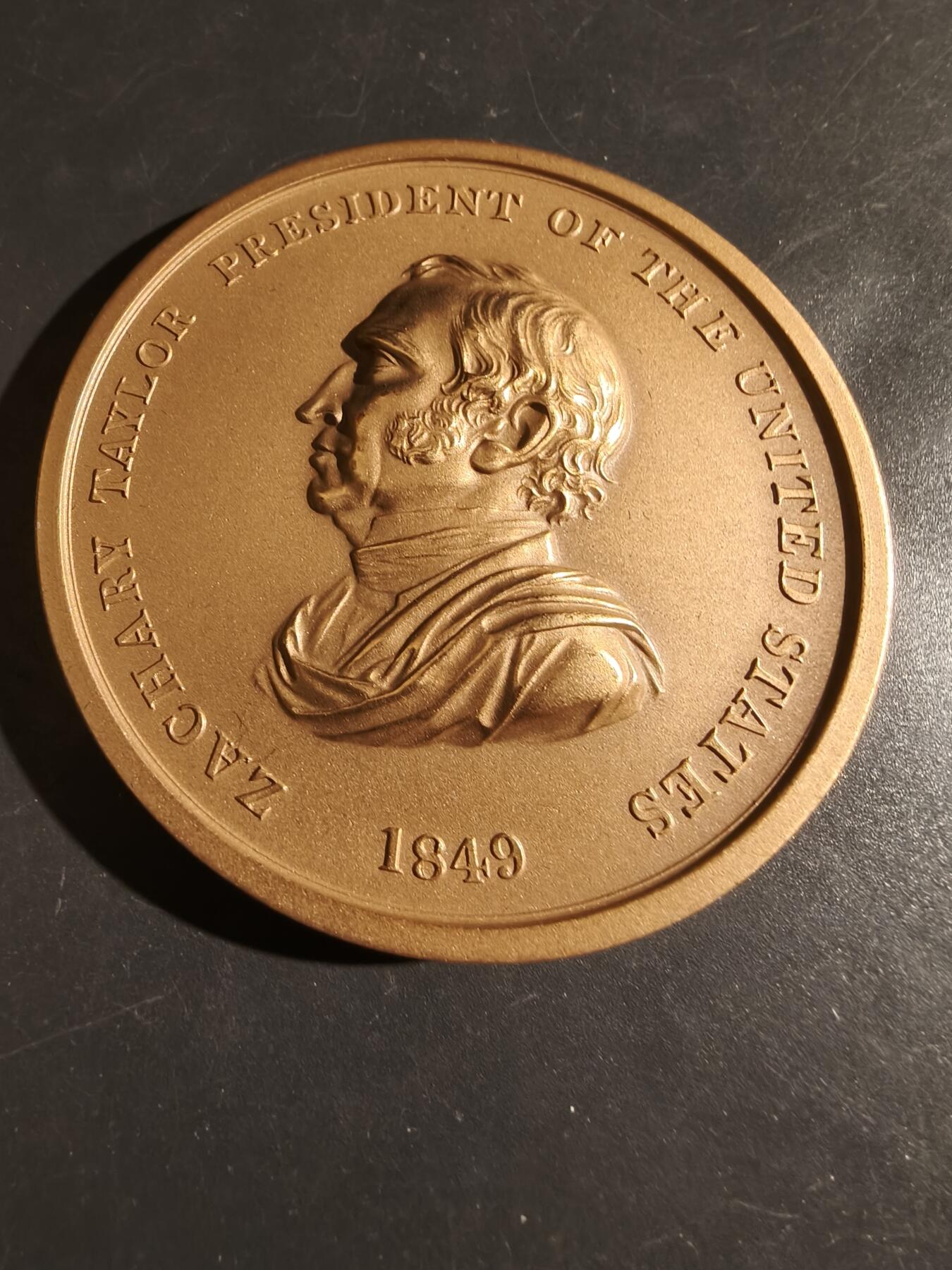 老王徽章第164期  美国铸币局扎卡里·泰勒总统（1849-1850）大铜章      原盒      直径76mm.     重量218.7g.      扎卡里·泰勒是美国第12 任总统，任期从1849 年3 月开始，直到1850 年7 月去世。  在担任总统之前，他是一名职业军官，在美国陆军中晋升为少将，并在美墨战争中取得胜利，成为民族英雄。  