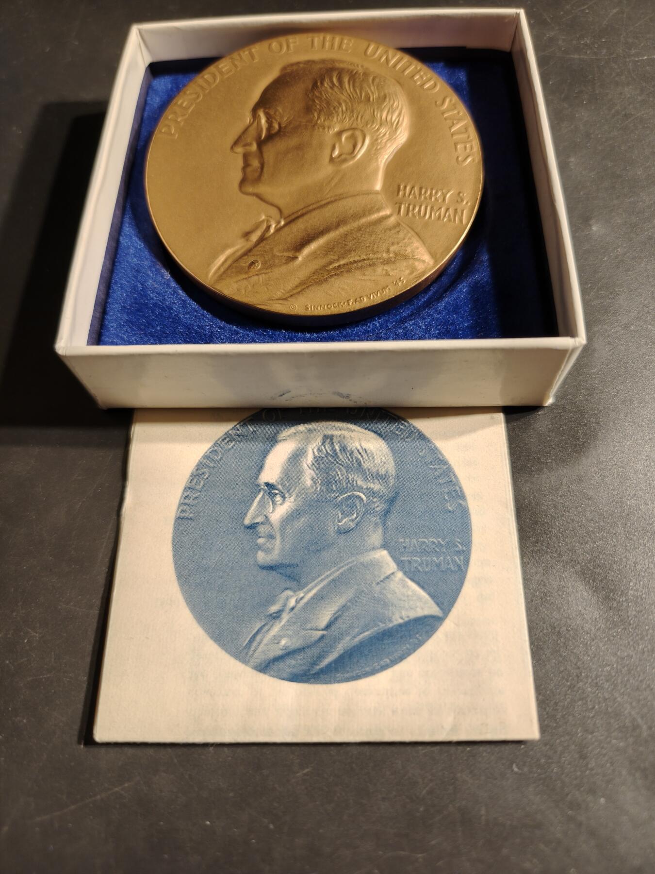 老王徽章第164期 美国铸币局哈里•杜鲁门总统大铜章      原盒带证书     直径76mm.    重量231g 