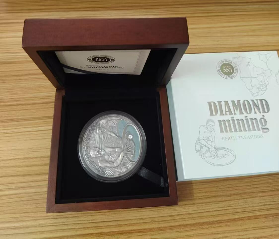 ❤️【币观天下】❤️ 第331期钱币拍卖- 2025.11.21周五晚上6点半场-长期征集拍品 喀麦隆2021，地球宝藏(2)-钻石开采，50克加大(直径达50mm),高浮雕仿古、镶嵌宝石、UV光感亮光彩色银币. 盒证全. 新热门系列，漂亮. (国外售价308欧元)