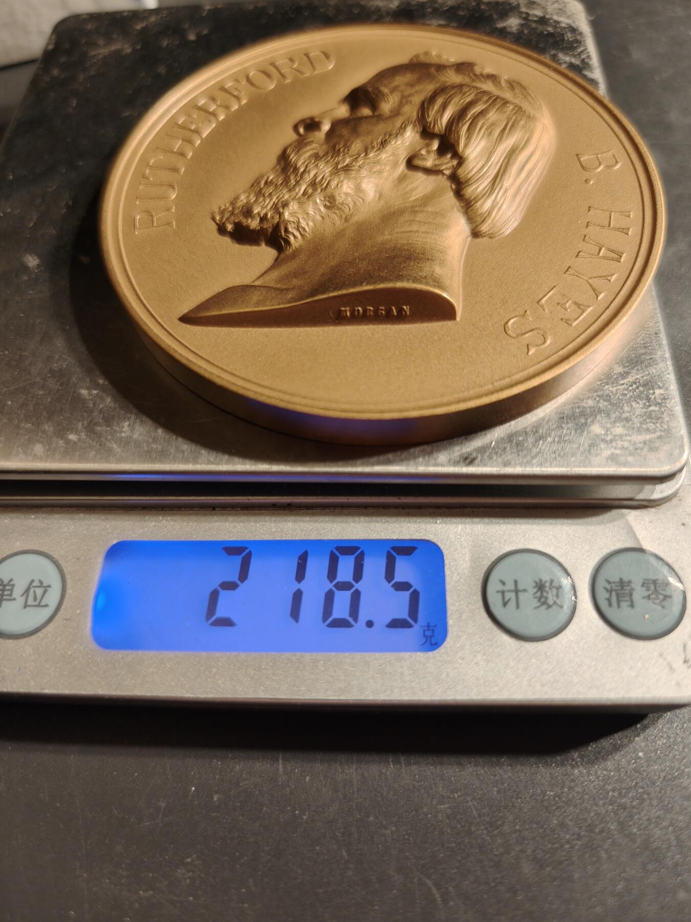 老王徽章第164期  美国铸币局拉瑟福德·B·海斯总统大铜章     原盒     直径76mm.    重量218.5g.      他是美国第19任总统（1877-1881年）。  海斯总统以监督重建时期的结束、开启公务员制度改革的努力以及试图调和南北战争遗留的分歧而闻名。  他出生于俄亥俄州特拉华市       在南北战争期间，他是一名少将，曾五次受伤